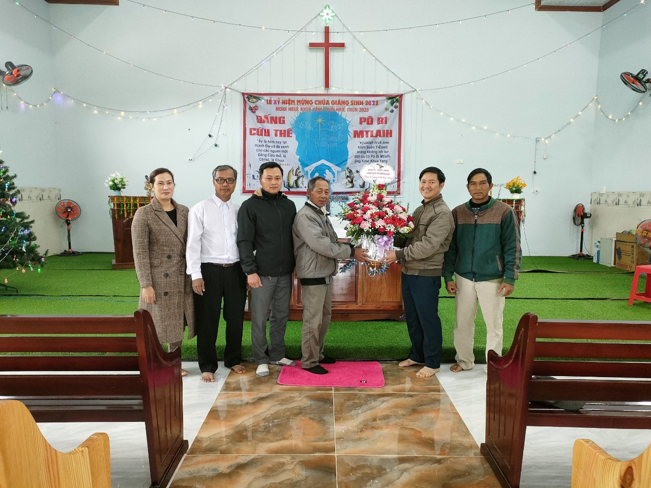 Lãnh đạo xã Krông Buk thăm tặng quà các cơ sở tôn giáo 